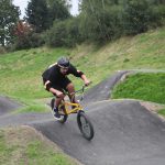 V Milevsku otevřeli pumptrackovou dráhu exhibicí známých bikerů