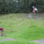 V Milevsku otevřeli pumptrackovou dráhu exhibicí známých bikerů