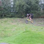 V Milevsku otevřeli pumptrackovou dráhu exhibicí známých bikerů