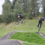V Milevsku otevřeli pumptrackovou dráhu exhibicí známých bikerů