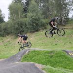 V Milevsku otevřeli pumptrackovou dráhu exhibicí známých bikerů