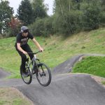 V Milevsku otevřeli pumptrackovou dráhu exhibicí známých bikerů