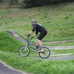 V Milevsku otevřeli pumptrackovou dráhu exhibicí známých bikerů