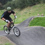 V Milevsku otevřeli pumptrackovou dráhu exhibicí známých bikerů