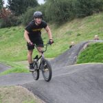 V Milevsku otevřeli pumptrackovou dráhu exhibicí známých bikerů