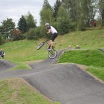 V Milevsku otevřeli pumptrackovou dráhu exhibicí známých bikerů