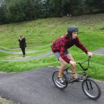 V Milevsku otevřeli pumptrackovou dráhu exhibicí známých bikerů