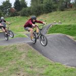 V Milevsku otevřeli pumptrackovou dráhu exhibicí známých bikerů