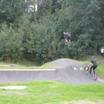 V Milevsku otevřeli pumptrackovou dráhu exhibicí známých bikerů
