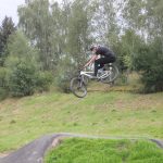 V Milevsku otevřeli pumptrackovou dráhu exhibicí známých bikerů
