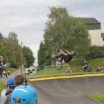V Milevsku otevřeli pumptrackovou dráhu exhibicí známých bikerů