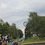 V Milevsku otevřeli pumptrackovou dráhu exhibicí známých bikerů