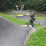 V Milevsku otevřeli pumptrackovou dráhu exhibicí známých bikerů