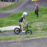 V Milevsku otevřeli pumptrackovou dráhu exhibicí známých bikerů