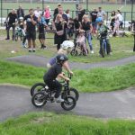 V Milevsku otevřeli pumptrackovou dráhu exhibicí známých bikerů