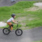V Milevsku otevřeli pumptrackovou dráhu exhibicí známých bikerů
