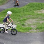 V Milevsku otevřeli pumptrackovou dráhu exhibicí známých bikerů