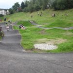 V Milevsku otevřeli pumptrackovou dráhu exhibicí známých bikerů