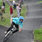 V Milevsku otevřeli pumptrackovou dráhu exhibicí známých bikerů
