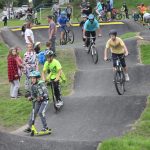 V Milevsku otevřeli pumptrackovou dráhu exhibicí známých bikerů