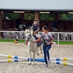 Pony hrátky v hřebčinci přerušil nepříjemný pád dítěte. Naštěstí vše dobře dopadlo
