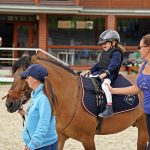 Pony hrátky v hřebčinci přerušil nepříjemný pád dítěte. Naštěstí vše dobře dopadlo
