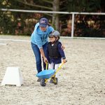 Pony hrátky v hřebčinci přerušil nepříjemný pád dítěte. Naštěstí vše dobře dopadlo