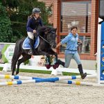 Pony hrátky v hřebčinci přerušil nepříjemný pád dítěte. Naštěstí vše dobře dopadlo