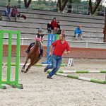 Pony hrátky v hřebčinci přerušil nepříjemný pád dítěte. Naštěstí vše dobře dopadlo