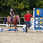 Pony hrátky v hřebčinci přerušil nepříjemný pád dítěte. Naštěstí vše dobře dopadlo