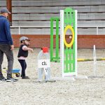 Pony hrátky v hřebčinci přerušil nepříjemný pád dítěte. Naštěstí vše dobře dopadlo