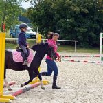 Pony hrátky v hřebčinci přerušil nepříjemný pád dítěte. Naštěstí vše dobře dopadlo