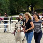 Pony hrátky v hřebčinci přerušil nepříjemný pád dítěte. Naštěstí vše dobře dopadlo
