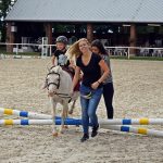 Pony hrátky v hřebčinci přerušil nepříjemný pád dítěte. Naštěstí vše dobře dopadlo
