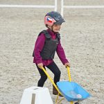 Pony hrátky v hřebčinci přerušil nepříjemný pád dítěte. Naštěstí vše dobře dopadlo