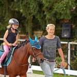 Pony hrátky v hřebčinci přerušil nepříjemný pád dítěte. Naštěstí vše dobře dopadlo