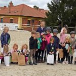 Pony hrátky v hřebčinci přerušil nepříjemný pád dítěte. Naštěstí vše dobře dopadlo