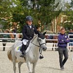 Pony hrátky v hřebčinci přerušil nepříjemný pád dítěte. Naštěstí vše dobře dopadlo