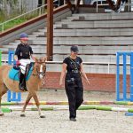 Pony hrátky v hřebčinci přerušil nepříjemný pád dítěte. Naštěstí vše dobře dopadlo
