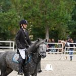 Pony hrátky v hřebčinci přerušil nepříjemný pád dítěte. Naštěstí vše dobře dopadlo
