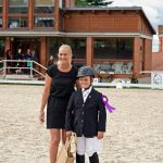 Pony hrátky v hřebčinci přerušil nepříjemný pád dítěte. Naštěstí vše dobře dopadlo