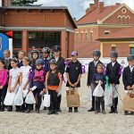 Pony hrátky v hřebčinci přerušil nepříjemný pád dítěte. Naštěstí vše dobře dopadlo