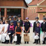 Pony hrátky v hřebčinci přerušil nepříjemný pád dítěte. Naštěstí vše dobře dopadlo