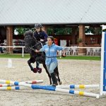 Pony hrátky v hřebčinci přerušil nepříjemný pád dítěte. Naštěstí vše dobře dopadlo