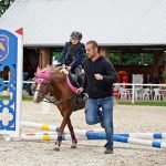 Pony hrátky v hřebčinci přerušil nepříjemný pád dítěte. Naštěstí vše dobře dopadlo
