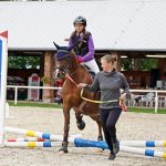 Pony hrátky v hřebčinci přerušil nepříjemný pád dítěte. Naštěstí vše dobře dopadlo