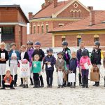Pony hrátky v hřebčinci přerušil nepříjemný pád dítěte. Naštěstí vše dobře dopadlo