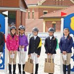 Pony hrátky v hřebčinci přerušil nepříjemný pád dítěte. Naštěstí vše dobře dopadlo