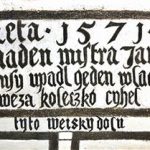 Sgrafita dvorní fasády Staré radnice v Prachaticích jsou jako nová