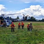 Letečtí záchranáři trénovali v Novém Vrátě záchranu lidí z komína